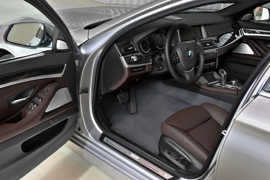 Интерьер BMW 535i Sedan Luxury Line (F10) 2013 года  (фото 28 из 40)